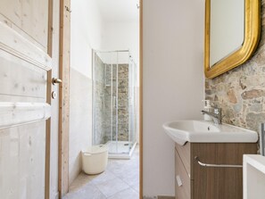Shower, towels