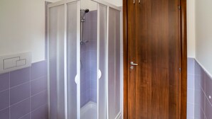 Apartment | Bilik Mandi | Pancuran mandi, tuala disediakan 