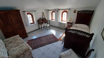 6 bedrooms, bed sheets