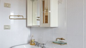 Villa | Bathroom | Bathtub, towels - Valley-view Villa in Trabia With Swimming Pool (Trabia)