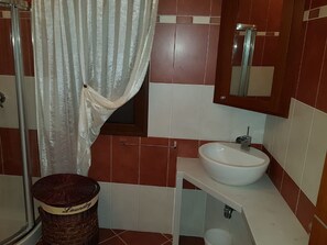 Bathtub, towels