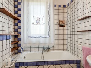 Shower, towels - Pretty Apartment in Santa Venerina With Garden (Santa Venerina)