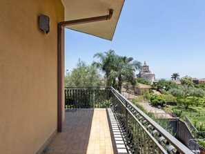 Balcony - Pretty Apartment in Santa Venerina With Garden (Santa Venerina)