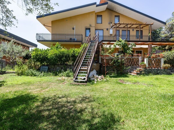Exterior - Pretty Apartment in Santa Venerina With Garden (Santa Venerina)