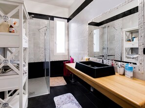 House | Bathroom | Shower, towels