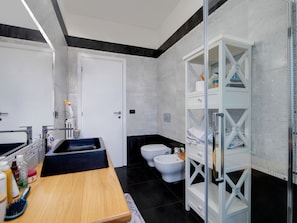 House | Bathroom | Shower, towels