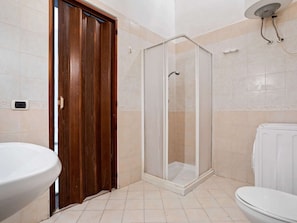 House | Bathroom | Shower, bidet, towels