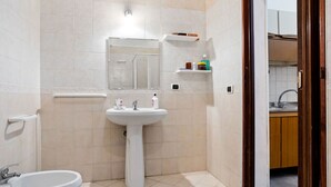 House | Bathroom | Shower, bidet, towels - Traditional Holiday Home in Siracusa near Sea Beach (Syracuse)