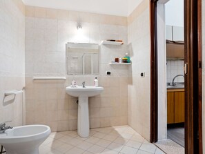 Casa | Baño | Regadera, bidet, toallas 