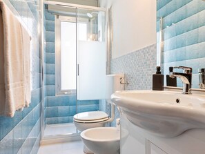 Ferienhaus | Badezimmer | Dusche, Handtücher
