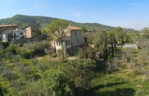 A rural property with stone buildings, a swimming pool, and surrounding greenery. - Tuscan Villa in Castiglion Fiorentino w/ Pool (Castiglion Fiorentino)