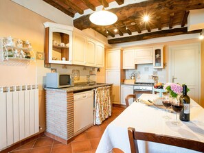 Maison | Cuisine privée | Bouilloire électrique, grille-pain, chaise haute