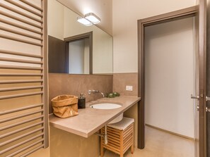 Villa | Bathroom - Modern Villa in Pesaro With Private Swimming Pool (Pesaro)