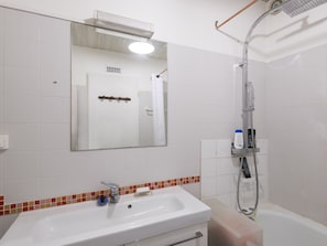 Bathroom - Bed and Breakfast 1 in Beautiful Holiday Home in Les Clayes-sous-bois (Les Clayes-sous-Bois)