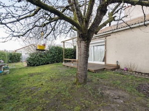 Exterior - Bed and Breakfast 1 in Beautiful Holiday Home in Les Clayes-sous-bois (Les Clayes-sous-Bois)