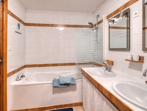 Bathroom - Blissful Holiday Home in Montpezat-de-quercy With Pool (Montpezat-de-Quercy)