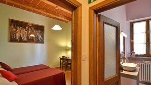 Shower - Cosy Holiday Home in Gaiole in Chianti With Swimming Pool (Gaiole in Chianti)