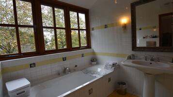 House | Bathroom | Shower, towels