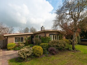 Exterior - Alluring Holiday Home in Groet With Terrace (Groet)