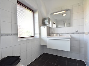 Combined shower/tub, towels