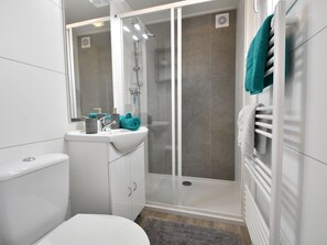 Chalet | Badezimmer | Dusche, Handtücher