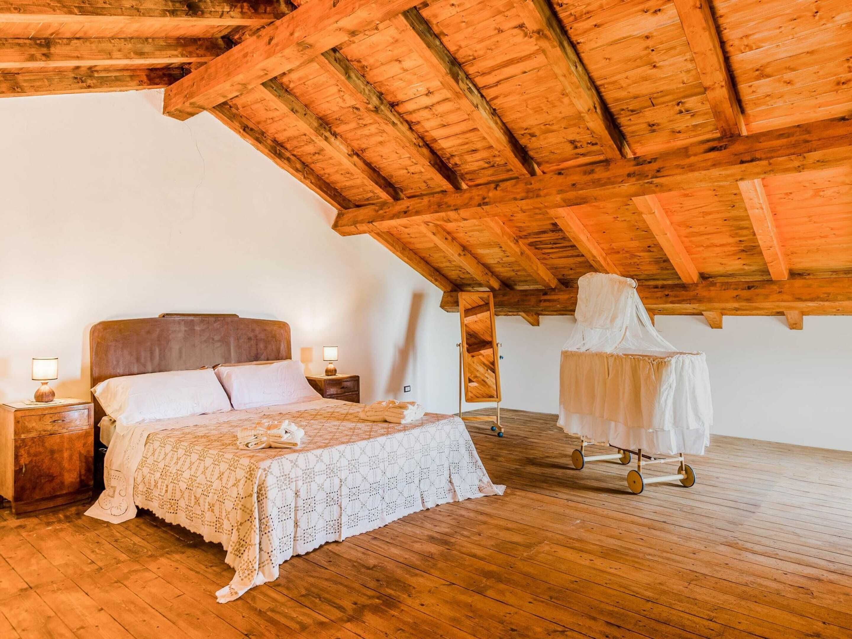 3 habitaciones, muebles diferentes y tabla de planchar con plancha 