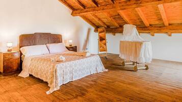 3 habitaciones, muebles diferentes y tabla de planchar con plancha