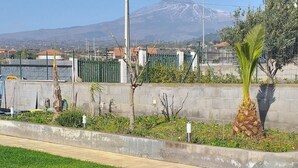 House | Garden - Belvilla by OYO La Casa di Giada (Belpasso)