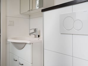 House | Bathroom | Shower, towels