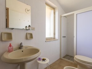 Ferienhaus | Badezimmer | Dusche, Haartrockner, Handtücher