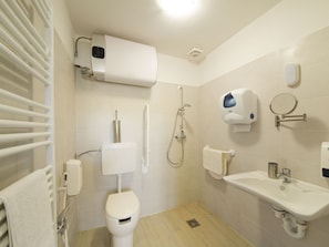House | Bathroom | Shower, towels - Secluded Holiday Home in Force, Ascoli Piceno With Garden (Force)