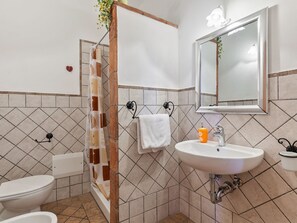 Bathtub, towels