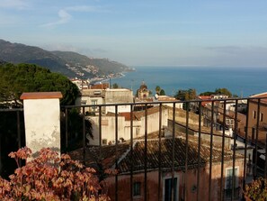 Balcony - Tranquil Holiday Home in Taormina near Isola Bella Sea (Taormina)