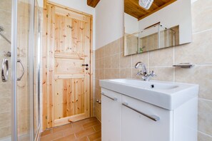 Cottage | Bathroom
