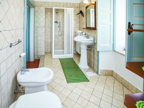 Bathroom | Combined shower/tub, hair dryer, towels