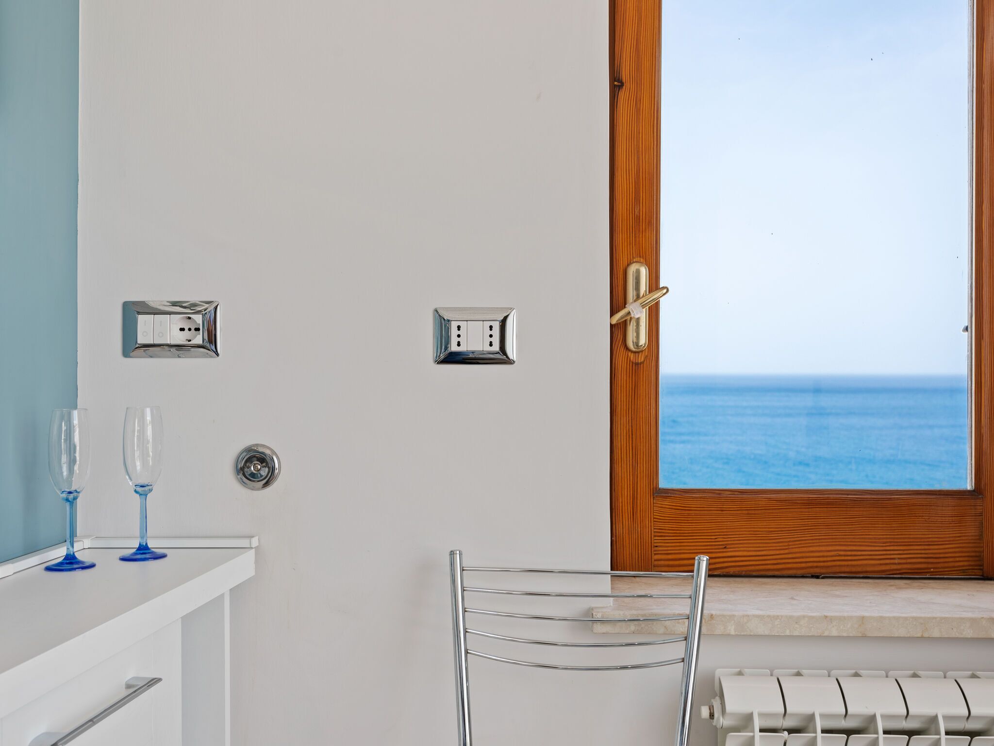 2 camere, con arredamento individuale, lenzuola