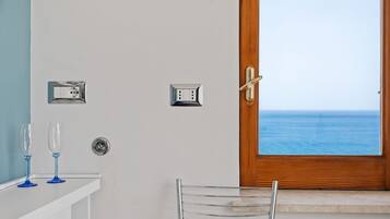 2 camere, con arredamento individuale, lenzuola