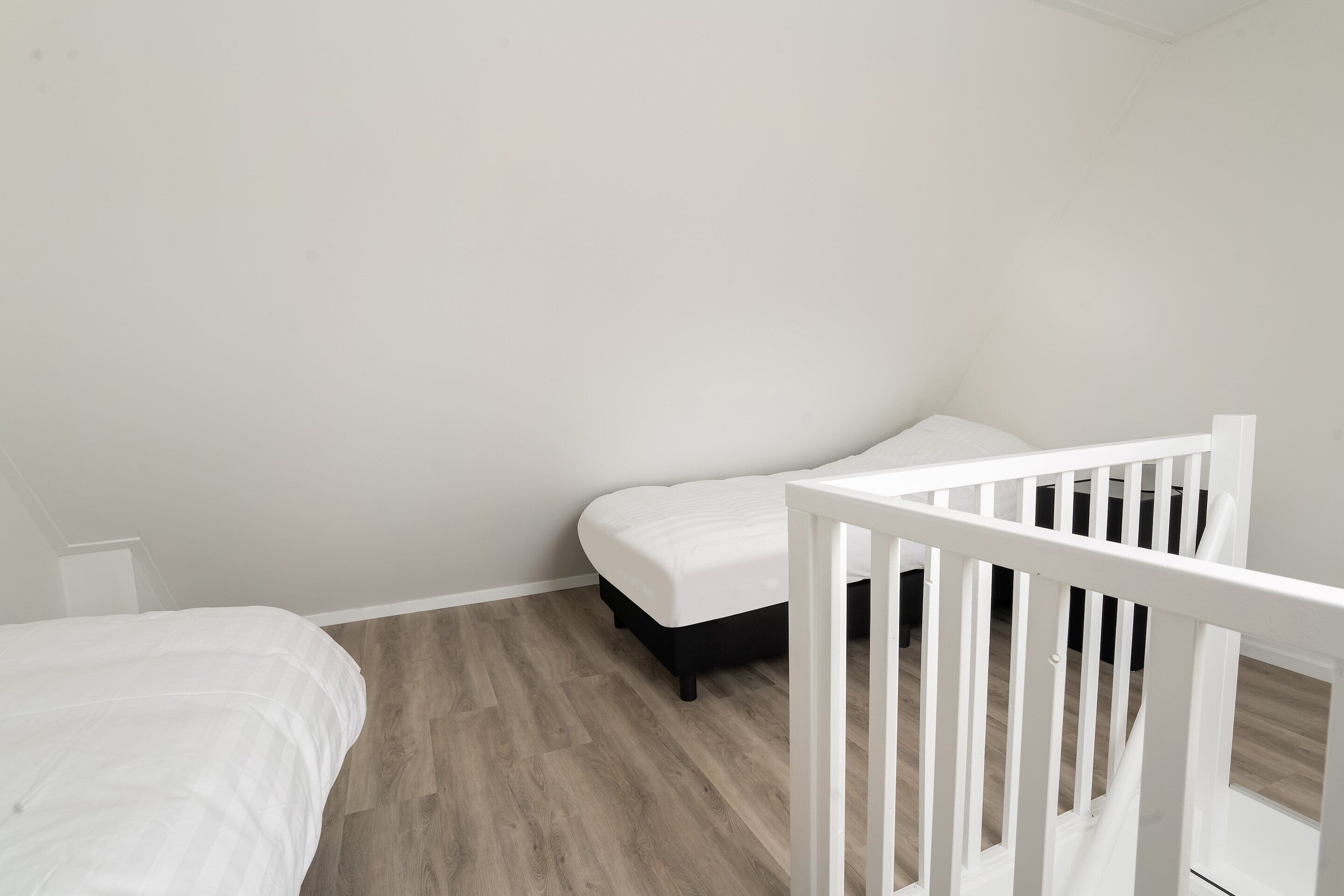 7 bedrooms, individually furnished, bed sheets