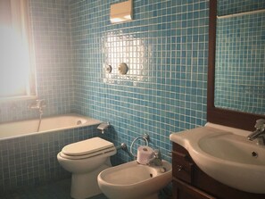Villa | Bathroom | Combined shower/tub
