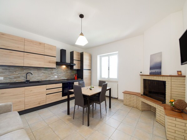 Fridge, oven, stovetop - Attractive Holiday Home in Force With Private Swimming Pool (Force)