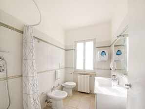 House | Bathroom | Shower, towels - Attractive Holiday Home in Force With Private Swimming Pool (Force)