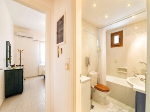 Villa | Bathroom | Combined shower/tub, towels