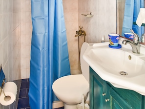 House | Bathroom | Shower, towels