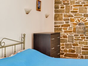 1 bedroom, bed sheets