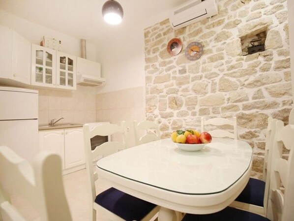 Villa | Dining - Lovely Villa in Sukošan With Private Swimming Pool (Sukosan)