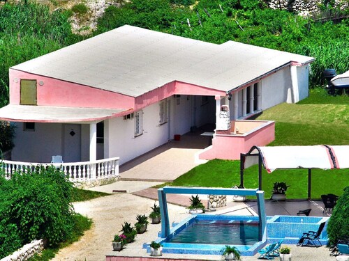 Tranquil Holiday Home in Metajna With Terrace