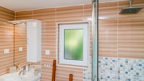 Apartment | Bathroom | Shower, towels - Modern Apartment in Dubrovnik Near Rectors Palace (Dubrovnik)