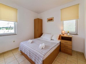 1 bedroom, bed sheets