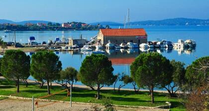 Homely Apartment in Sukošan near Sea