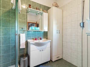 Apartment | Bathroom | Shower, hair dryer, towels